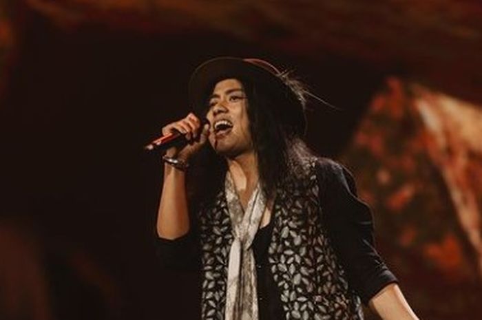 Neyl saat tampil di Indonesian Idol 2023 menyanyikan lagu Kecewa dari BCL