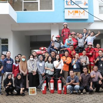 Tim Pusdalsis Kompas Gramedia Gelar Simulasi Evakuasi Kebakaran di Gedung Bersama Kompas Gramedia Pontianak