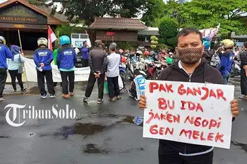 Buruh di Sukoharjo Lakukan Demo Tolak JHT.