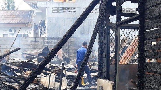 Satu rumah hangus terbakar dihantam sih jago merah di Kampung Dul Kecamatan Pangkalanbaru.  