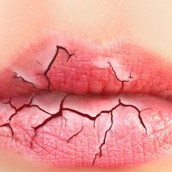 Wajib Tahu, Ini 4 Tips Menggunakan Lipstik Meski Bibir Kering