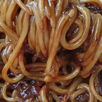 Awas! Makan Mie Instan Campur Saos Ternyata Berbahaya