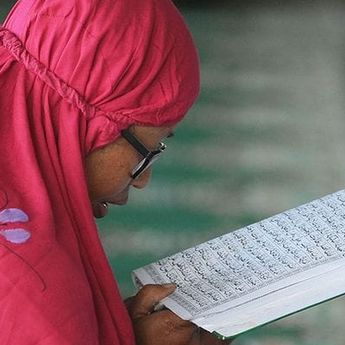 Sholat Sambil Membuka Al-Qur’an, Bolehkah?