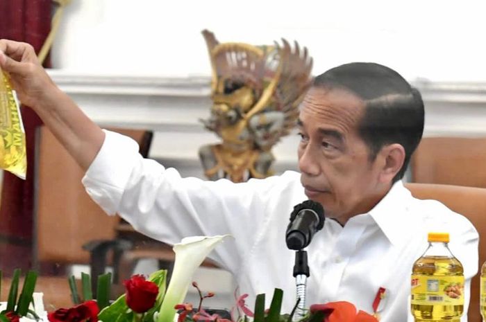 Presiden Joko Widodo beserta jajarannya menggelar rapat terbatas guna membahas terkait ketersediaan minyak goreng di Tanah Air. 