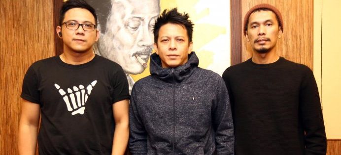 Personel Band Noah (dari kiri ke kanan) David Kurnia Albert, Nazril Ilham atau Ariel, dan Loekman Hakim berfoto usai berbincang dengan Tribunnews.com di Studio Musica, Jakarta, Senin (18/11/2019). Noah merilis album kedua mereka yang berjudul Keterkaitan Keterikatan dengan proses pembuatan album yang cukup panjang dari tahun 2017. Proses pembuatan album tersebut dimulai dengan melakukan serangkaian kegiatan yang diberi nama 7 Days in Paradise. WARTA KOTA/Angga Bhagya Nugraha 