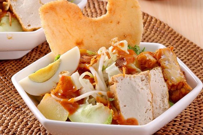 A bowl of Gado-Gado Betawi with rich peanut sauce and various vegetables