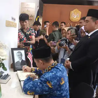 Gubernur Kalbar Ria Norsan Hadiri Pembukaan Buku Takziah Atas Meninggalnya PM Malaysia ke-5