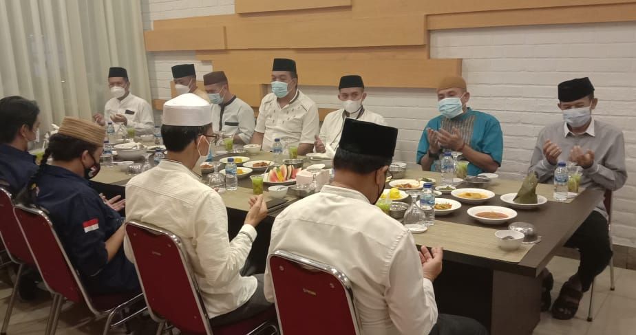 Walikota Pangkalpinang, Maulan Aklil (Molen) berbuka puasa bersama wartawan pokja Kota Pangkalpinang, di rumah makan pagi sore jalan soekarno hatta pangkalpinang, Selasa (4/5/21).