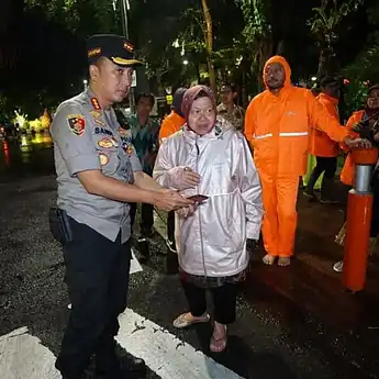 Hujan Deras Sebabkan Genangan Air di Surabaya, Risma & Kapolrestabes Bergerak Cepat