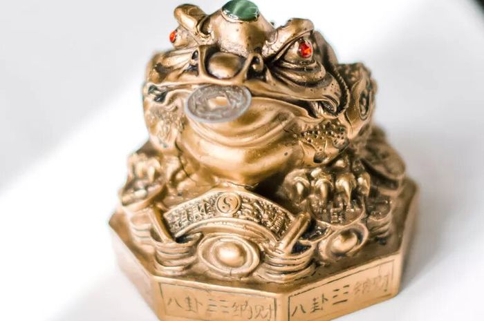 pajangan katak emas simbol hoki dan keberuntungan menurut fengshui