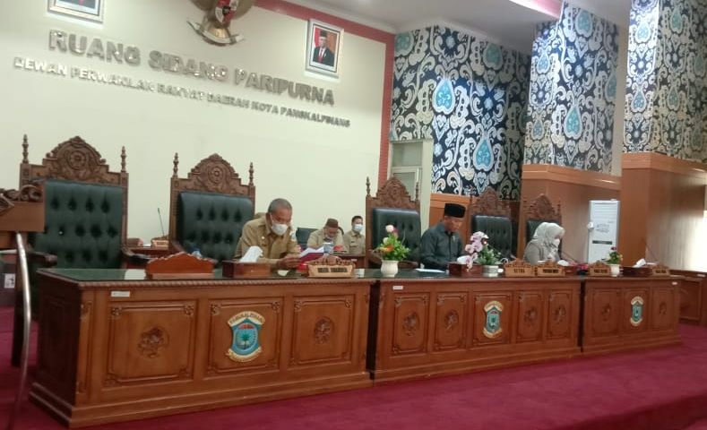  Ketua DPRD Pangkalpinang, Abang Hertza memimpin Rapat Paripurna Masa Persidangan III tahun 2021, membahas hasil keputusan DPRD Kota Pangkalpinang terhadap 2 Rancangan Peraturan Daerah Kota Pangkalpinang, Senin (28/6/21).