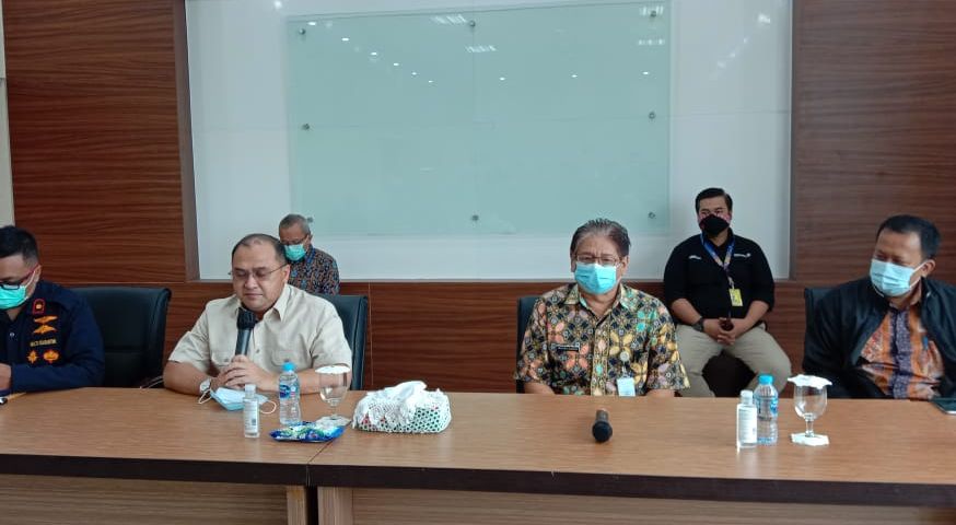 Gubernur Kepulauan Bangka Belitung, Erzaldi Rosman bersama Kepala Dinas Kesehatan Babel, drg Mulyono dan Mikron Antariksa di Ruang VIP, Bandara Depati Amir Pangkalpinang, Kamis (14/1/2021).