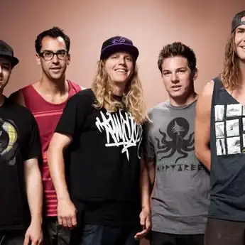  Lirik Lagu dan Terjemahan 'Vacation' - Dirty Heads, A-a-aye, I'm on vacation
